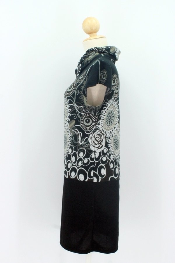 Kleid mit lockerem Rollkragen, schwarz/grau